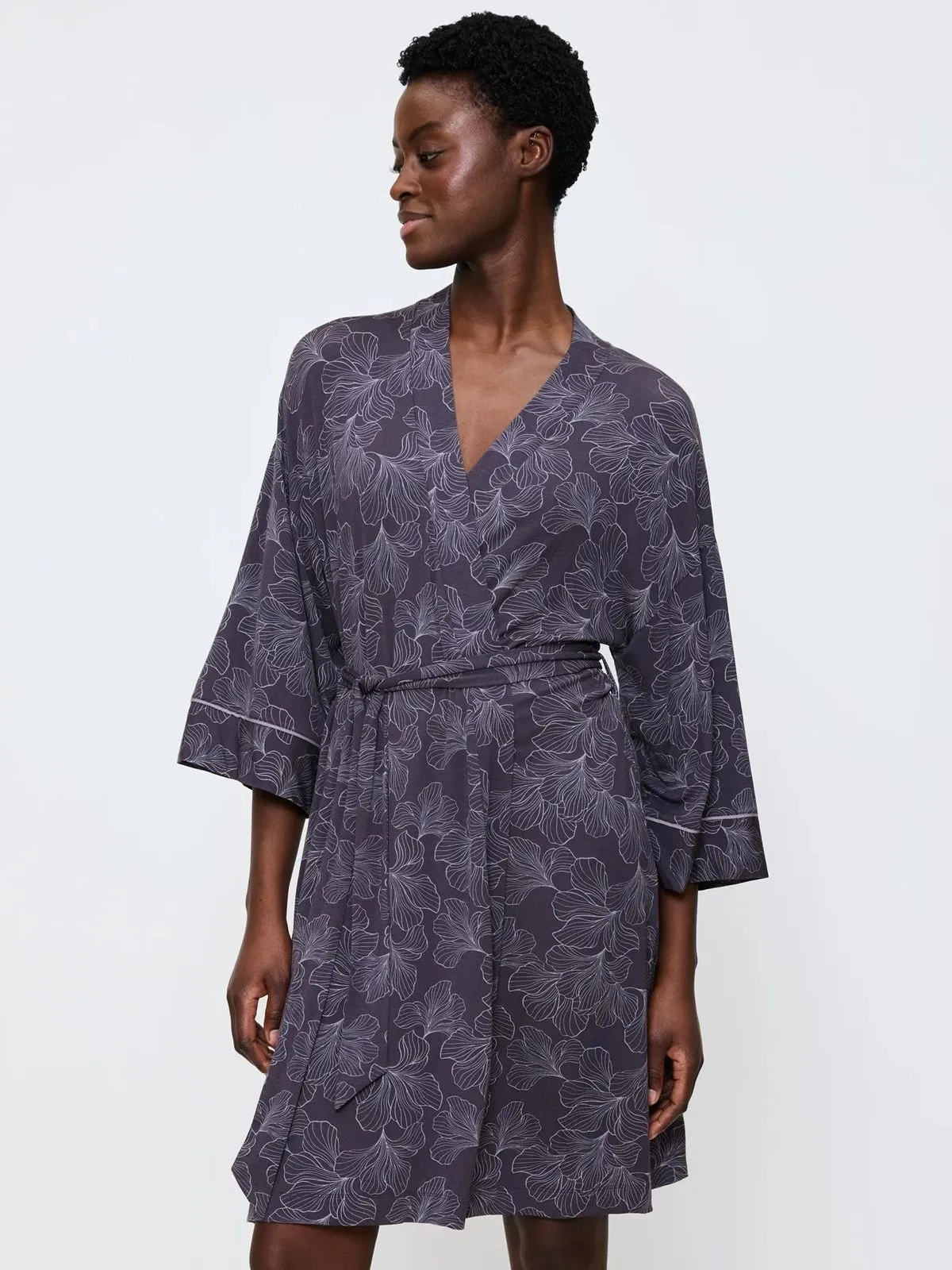 SZLAFROK TRIUMPH AURA SPOTLIGHT ROBE 01